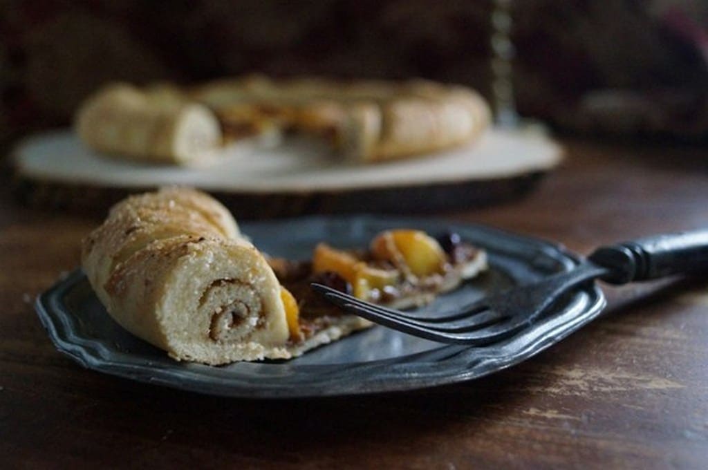 Десерт на оловянной тарелке Десерт на оловянной тарелке